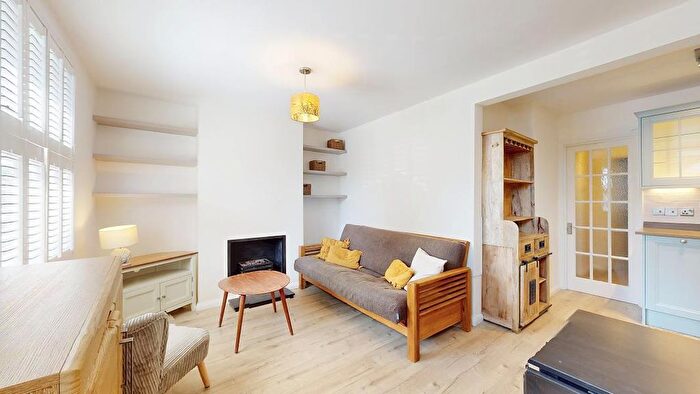 2 Bedroom Flat For Sale In Lower Mortlake Road, TW9