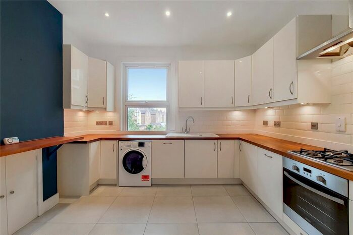3 Bedroom Flat To Rent In Trefoil Road, Wandsworth, SW18