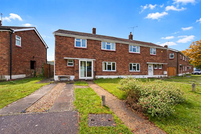 3 Bedroom Semi-Detached House For Sale In Spinney Crescent, Dunstable, LU6