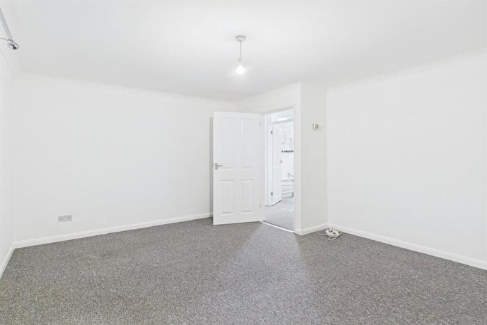1 Bedroom Flat To Rent In Rochester Court, Avenue Road, London, SE25