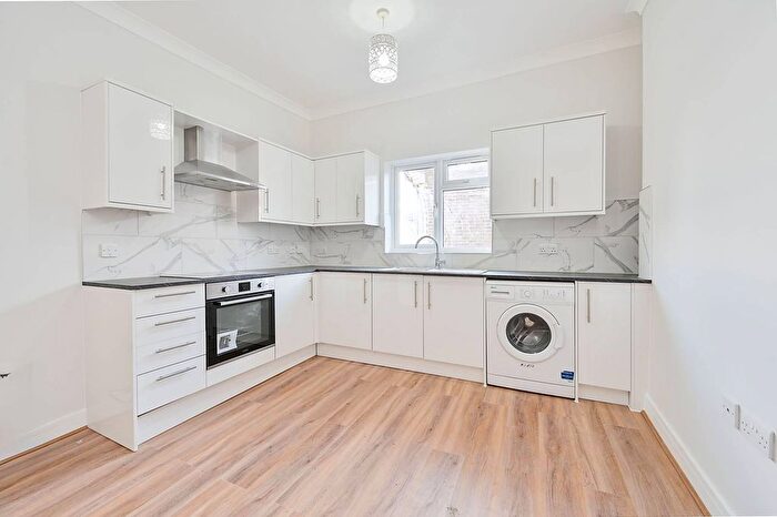 2 Bedroom Flat To Rent In Uxbridge Road, Shepherd's Bush, London, W12