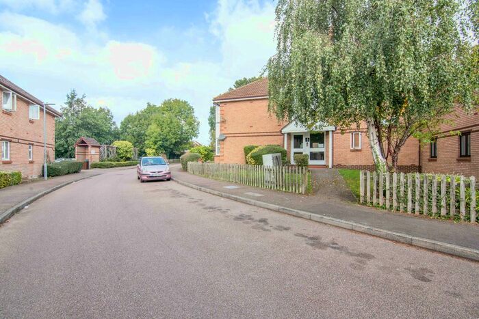 2 Bedroom Flat To Rent In Bornedene, Potters Bar, EN6