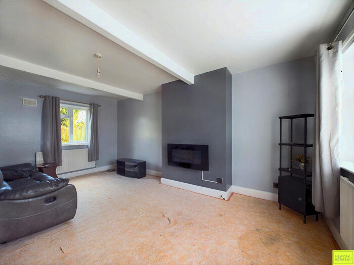 3 Bedroom Semi-Detached House For Sale In Springfield Road, Holmewood, S42