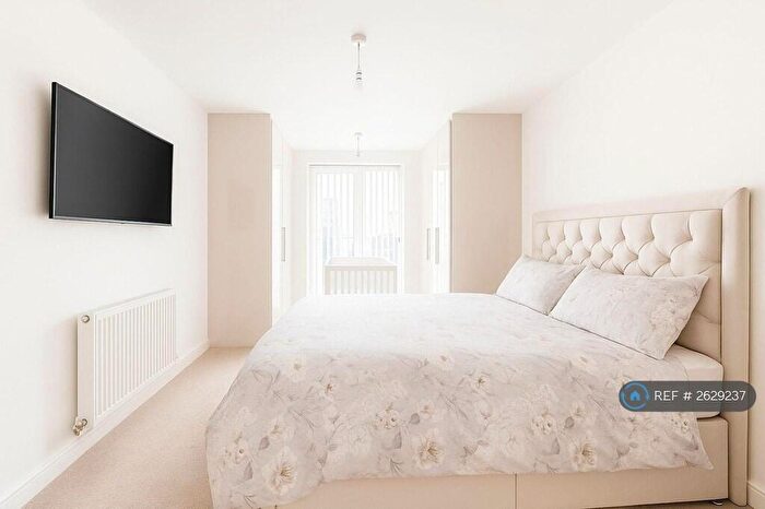 2 Bedroom Flat To Rent In Crossways, Slough, SL1