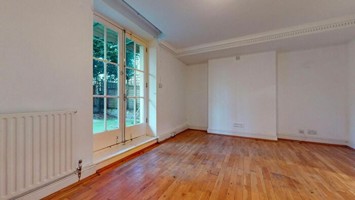 2 Bedroom Flat To Rent In Albert Terrace, London, NW1