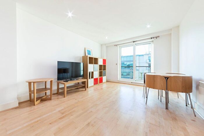2 Bedroom Flat To Rent In Drake House, Vauxhall, London, SW8