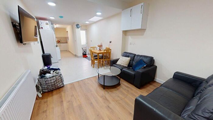 3 Bedroom Maisonette To Rent In Streatham Road, Mitcham, CR4