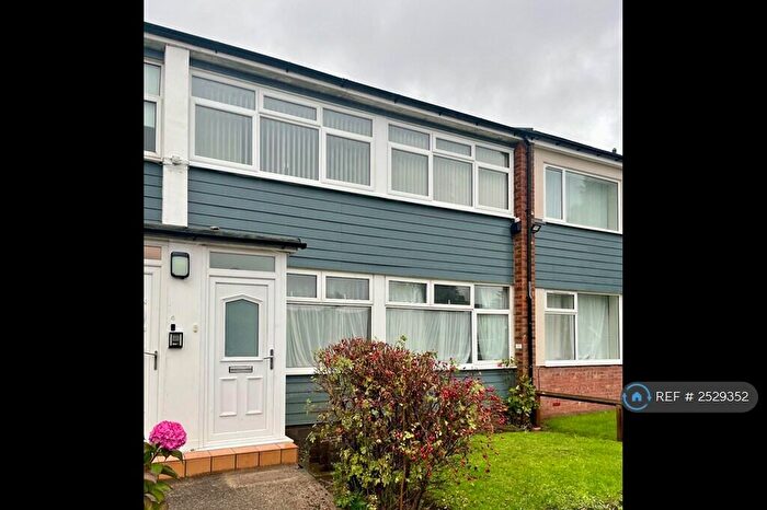 2 Bedroom Flat To Rent In High Moor Court, Leeds, LS17