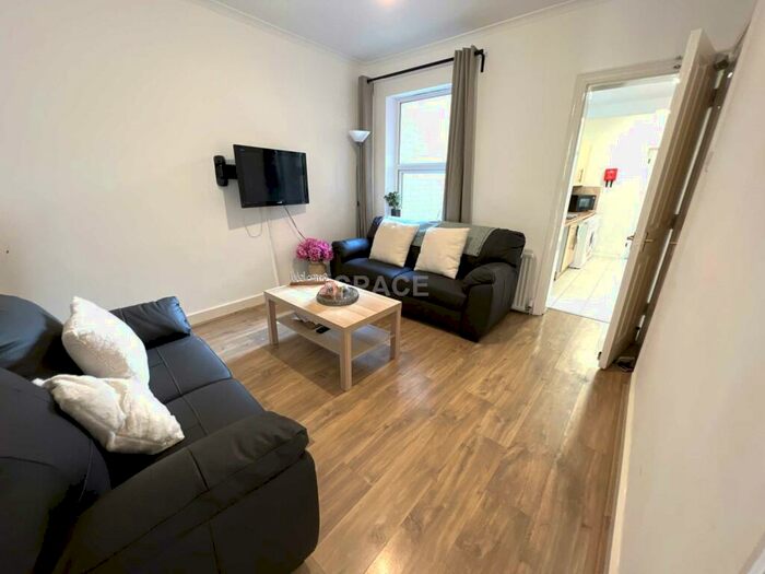 6 Bedroom Terraced House To Rent In Grange Avenue, Earley, Reading, Berkshire, RG6