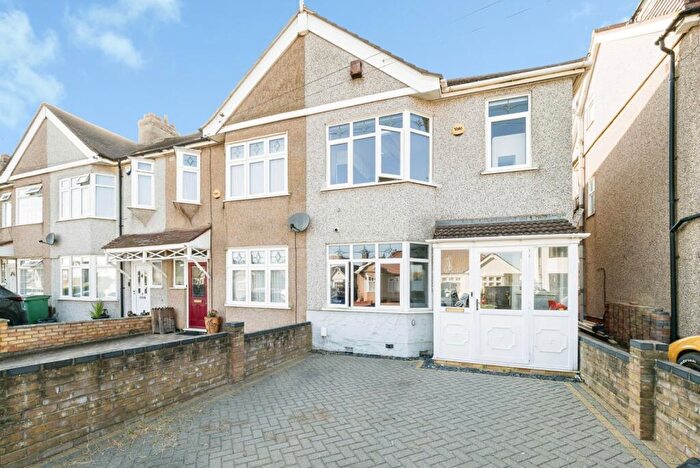 3 Bedroom End Of Terrace House For Sale In Eastwood Drive, Rainham, Essex, RM13