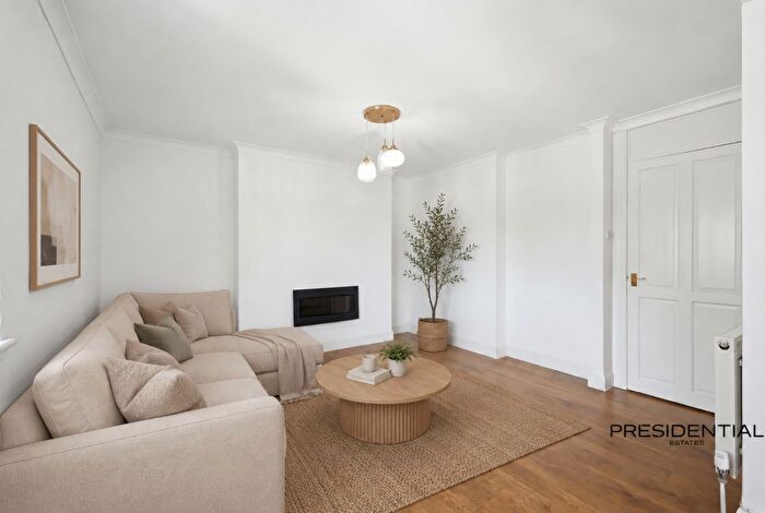 3 Bedroom Flat For Sale In Albert Road, Buckhurst Hill, IG9