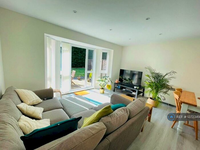 2 Bedroom Flat To Rent In Mansell Court, Reading, RG2