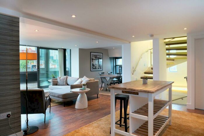 3 Bedroom Flat To Rent In Crispin Lofts, New York Road, Leeds, LS2