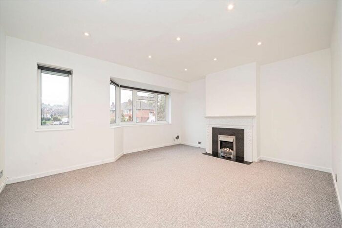 2 Bedroom Maisonette To Rent In Hathaway Gardens, Ealing, W13