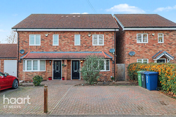 4 Bedroom Semi Detached House For Sale In The Brickhills, St Neots, PE19