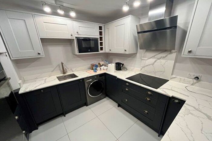 1 Bedroom Flat To Rent In Sullivan Close, London, SW11