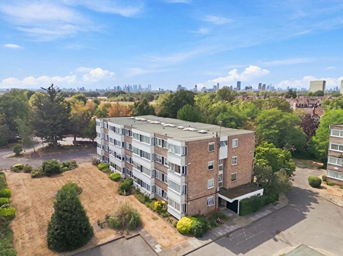 2 Bedroom Flat For Sale In Queenswood Gardens, Aldersbrook, E11