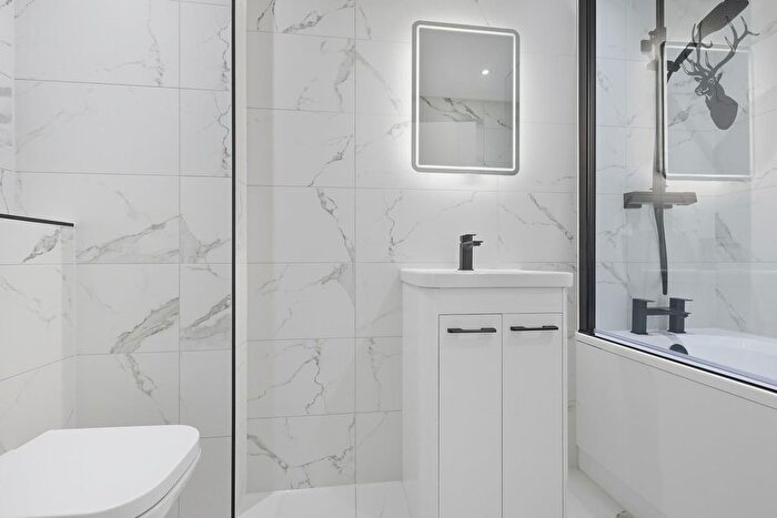 3 Bedroom Flat To Rent In Glebe Road, Dalston, E8