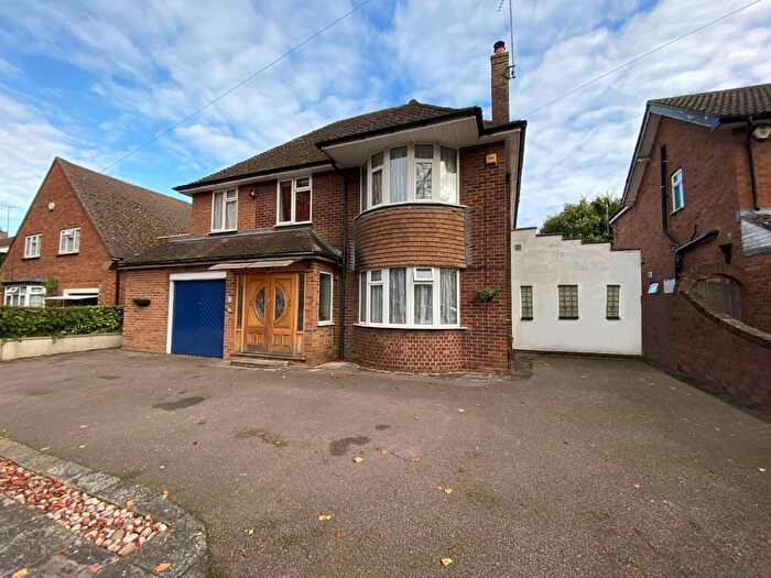 5 Bedroom Detached House For Sale In Priory Road, Dunstable, LU5