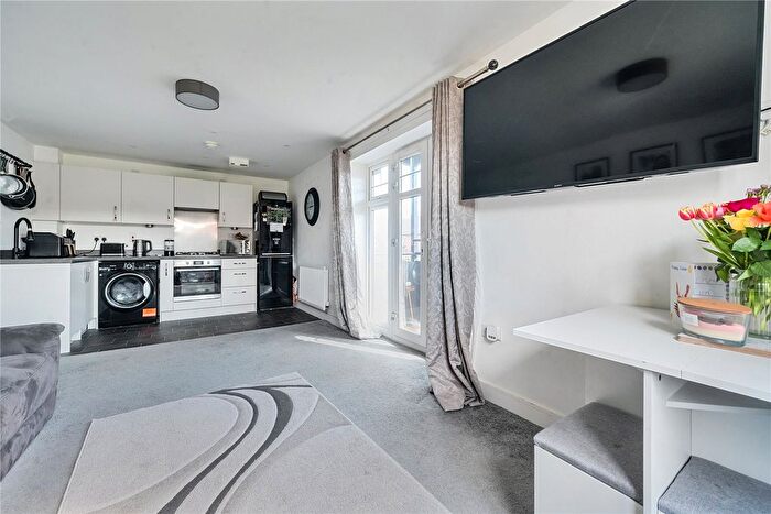 2 Bedroom Flat For Sale In Flat, Lee Court, Skinner Drive, Wokingham, RG41