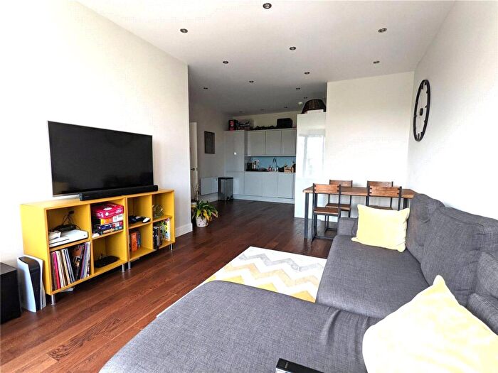1 Bedroom Apartment For Sale In London Road, Bracknell, Berkshire, RG12