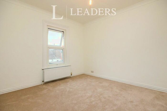 1 Bedroom Flat To Rent In High Street, Bagshot, GU19