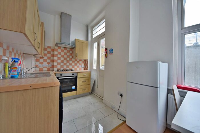 4 Bedroom Flat To Rent In Seven Sisters Road, Holloway, London, N7