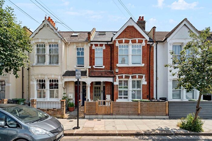 3 Bedroom Flat To Rent In Collingbourne Road, Shepherds Bush, W12