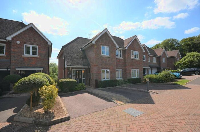 2 Bedroom Flat To Rent In Dell Close, Chesham, HP5