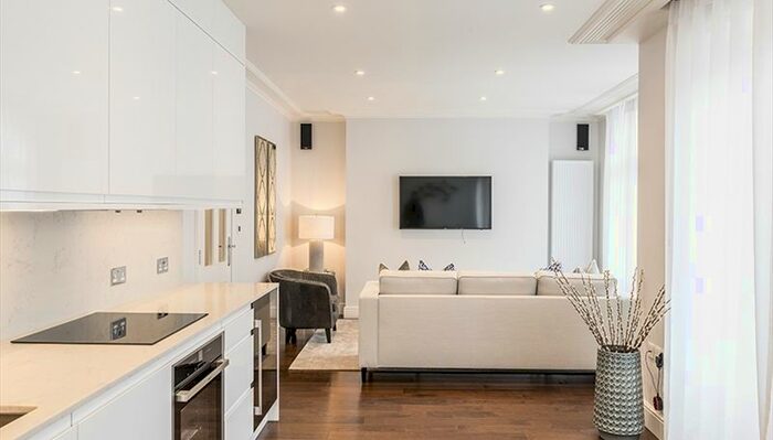 3 Bedroom Flat To Rent In King Street, London, W6