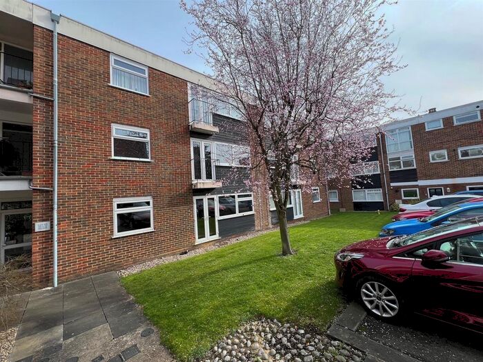 2 Bedroom Flat To Rent In Hutton Road, Shenfield, Brentwood, CM15