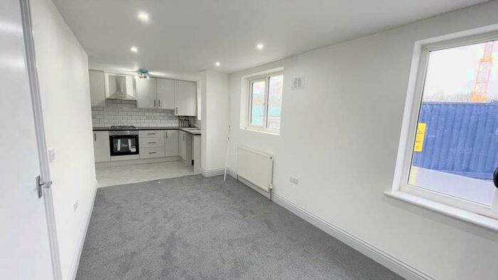 2 Bedroom Flat To Rent In Kingsbridge Crescent, Southall, UB1