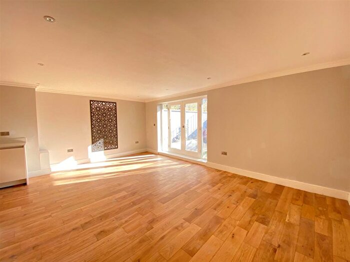 2 Bedroom Flat To Rent In Castlebar Road, Ealing, Ealing, W5