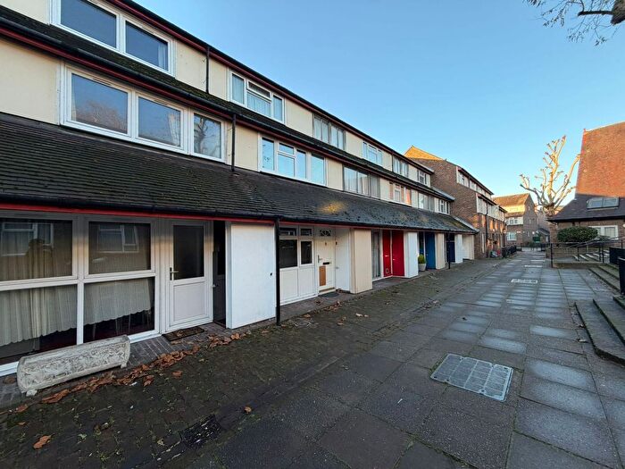 3 Bedroom Flat To Rent In Hazel Way, London, SE1