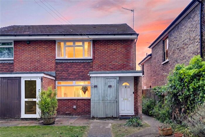 1 Bedroom Maisonette For Sale In Green Lane, Addlestone, Surrey, KT15