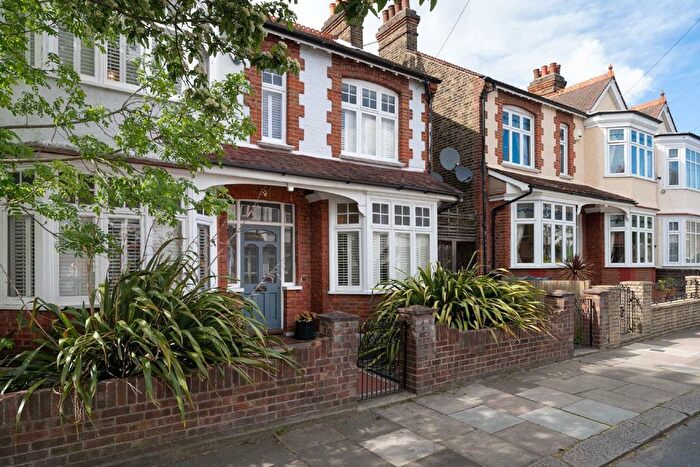 4 Bedroom Semi-Detached House To Rent In Arragon Gardens, London, SW16