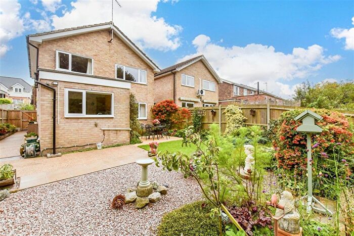 3 Bedroom Detached House For Sale In The Glen, Shepherdswell, Dover, Kent, CT15