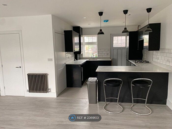 4 Bedroom Flat To Rent In Tilehurst Road, London, SW18