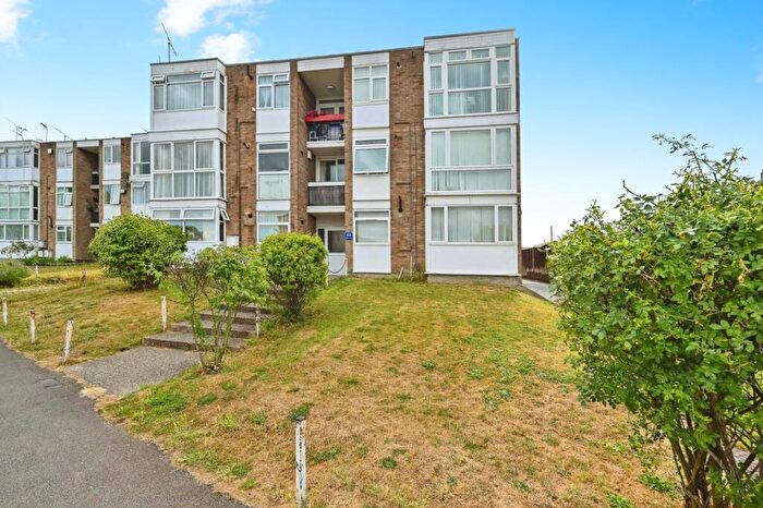 2 Bedroom Flat For Sale In Duncombe Drive, Dunstable, Bedfordshire, LU5