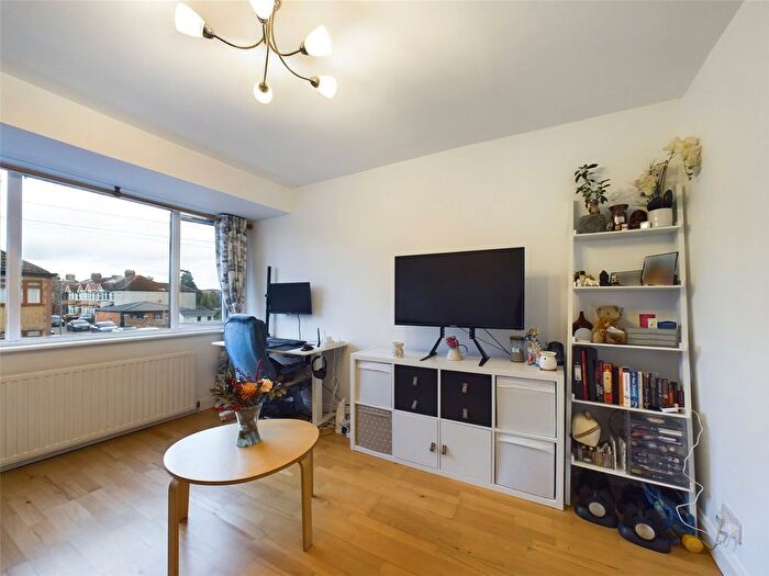 1 Bedroom Flat For Sale In Fourth Avenue, Romford, RM7