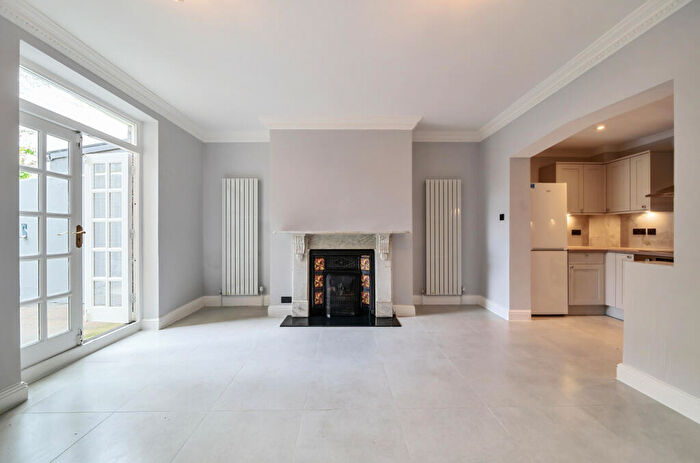 2 Bedroom Apartment For Sale In Winchester Road, London, NW3