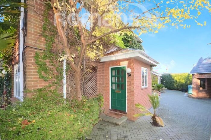 1 Bedroom Apartment To Rent In The Harrow Way, RG22