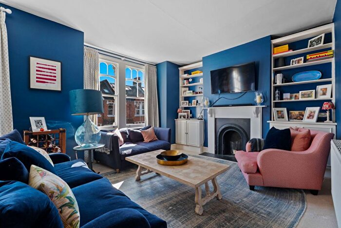 3 Bedroom Flat For Sale In Ormiston Grove, London, W12