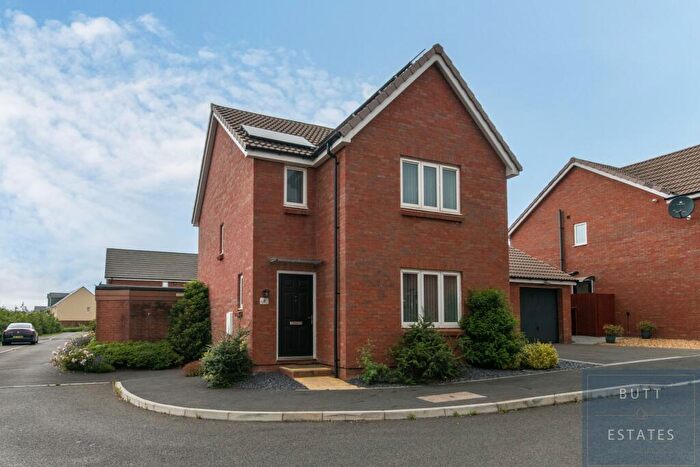 3 Bedroom Detached House For Sale In Water Lake Avenue, Exeter, EX5