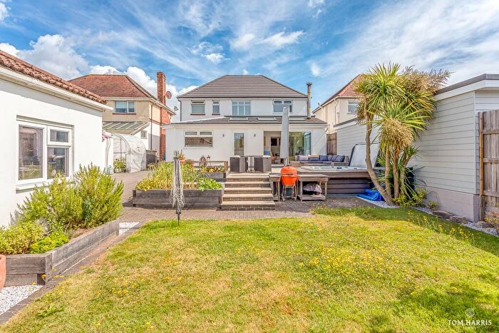 4 Bedroom Detached House For Sale In Cedar Avenue, Christchurch, Dorset, BH23