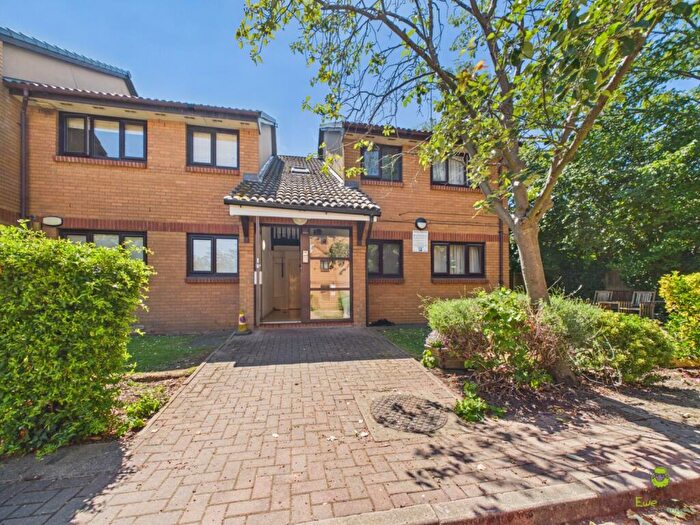 2 Bedroom Flat For Sale In Belvedere Court, Laymarsh Close, Belvedere, Kent, DA17