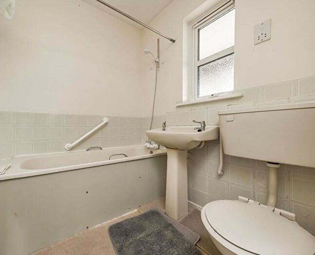2 Bedroom Flat For Sale In Walpole Road, Teddington, TW11