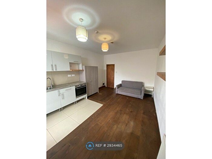 Studio To Rent In Highfield Avenue, London, NW11
