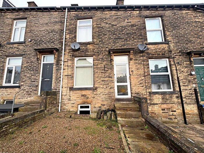 3 Bedroom Terraced House For Sale In Gaythorne Terrace, Clayton, Bradford, BD14