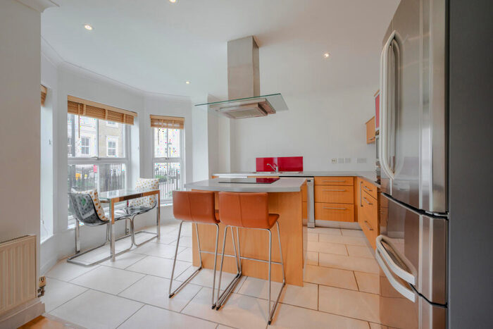 3 Bedroom Flat To Rent In Camden Road, Camden, NW1